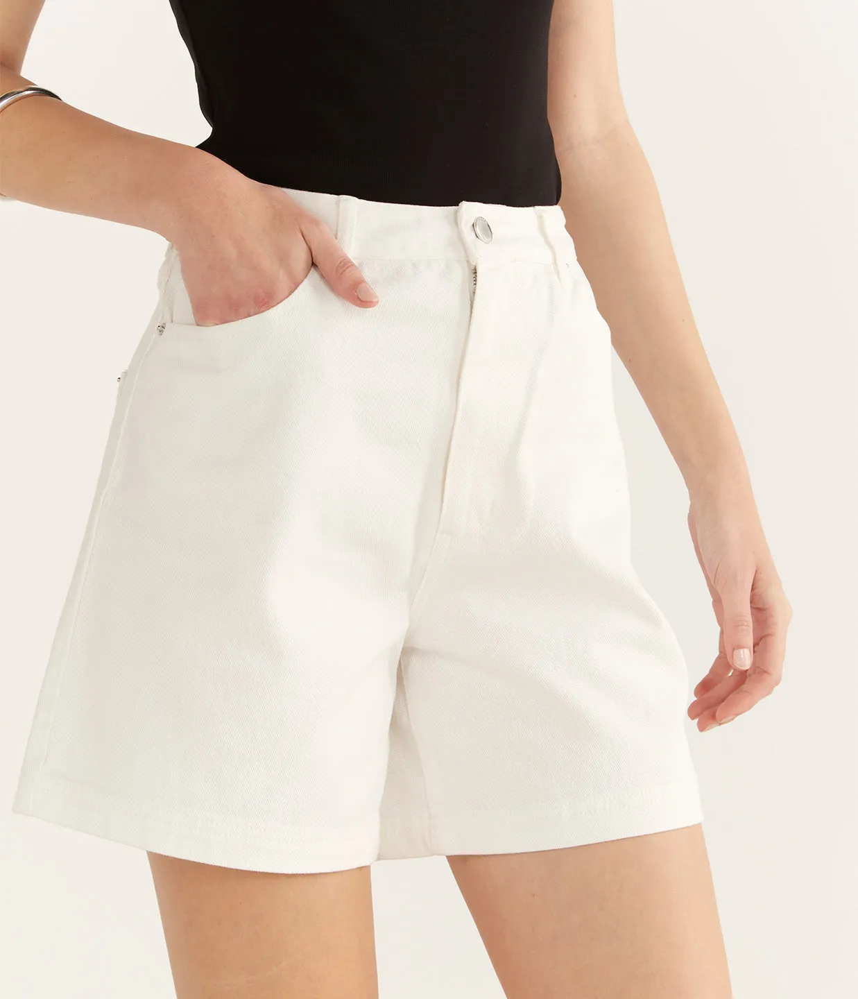 Brody Short in Vintage White